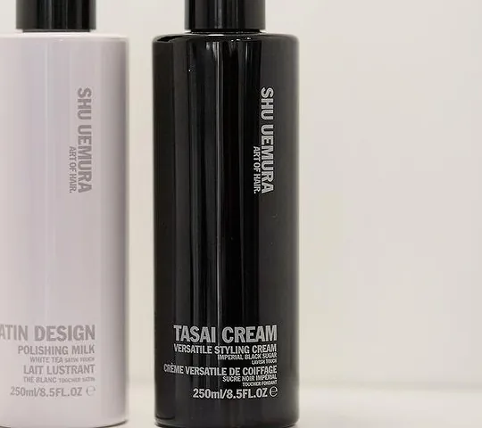Due prodotti Shu Uemura per lo styling su fondo bianco